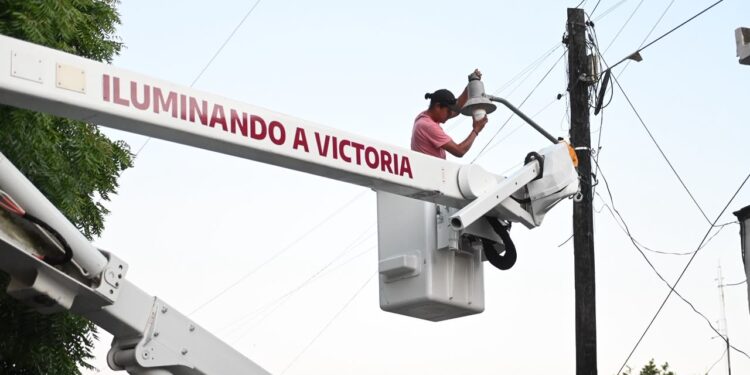 Agiliza camión-pluma trabajos en el cambio de luminarias