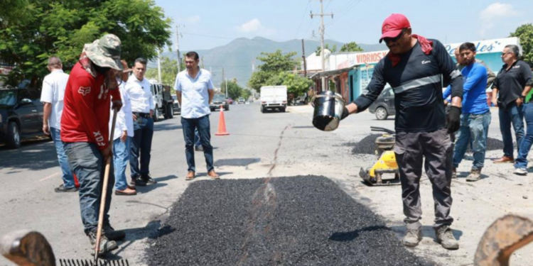 Refuerza Municipio mejora de vialidades en zonas comercial y de transporte en Victoria.