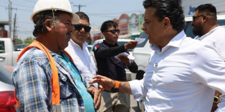 Atiende alcalde Lalo Gattás llamado de locatarios del Mercado Argüelles.