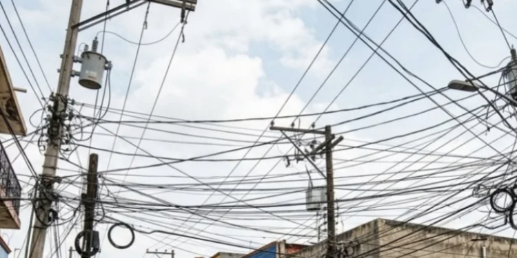Piden a alcaldes «liberar» a ciudades de cableado aéreo