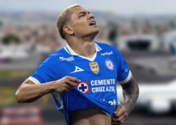 Susto en el Cruz Azul; le falla el avión en pleno vuelo