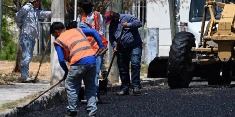 Lleva Municipio programa de conservación de pavimento al Fracc. Vista Azul.