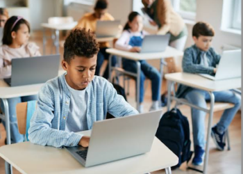 Morena quiere limitar uso de IA en las escuelas
