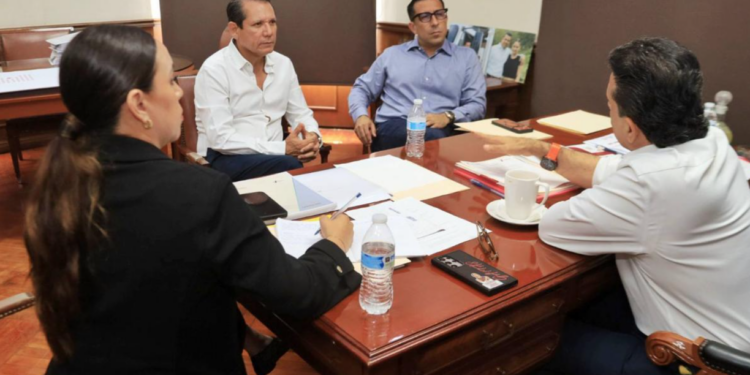 El alcalde Lalo Gattás acuerda con la CANACO impulsar la inversión y economía local.