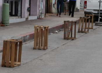 Entra en vigor prohibición de apartar lugares de estacionamiento en la calle
