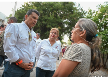 Visita y atiende Lalo Gattás a vecinos de la colonia Simón Torres.