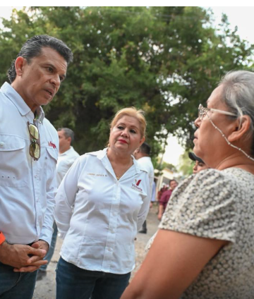 Visita y atiende Lalo Gattás a vecinos de la colonia Simón Torres.