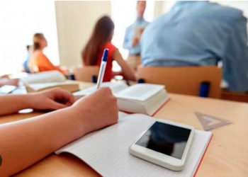 Sheinbaum, a favor de restringir los celulares en las escuelas