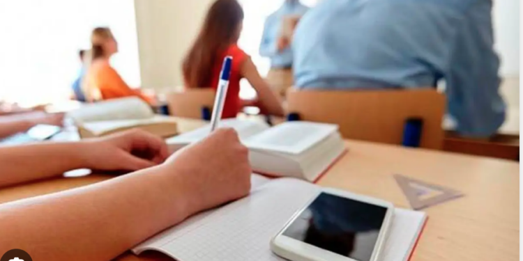 Sheinbaum se dice a favor de restringir los celulares en las escuelas