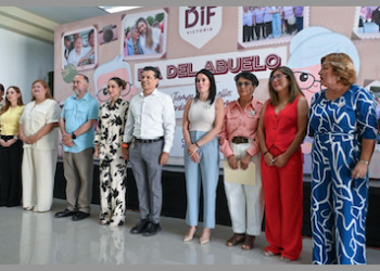 Festejan Lucy y Lalo a las abuelitas de Casas Club del Adulto Mayor.
