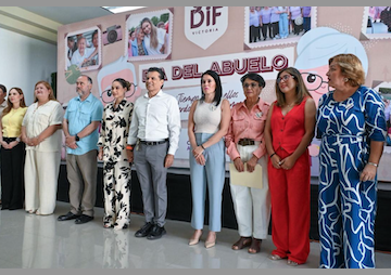Festejan Lucy y Lalo a las abuelitas de Casas Club del Adulto Mayor.