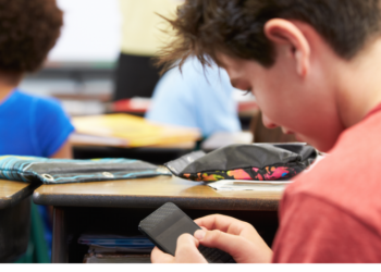 Celulares distraen, frenan  el aprendizaje y complican  las clases, advierte diputada.