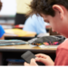 Celulares distraen, frenan  el aprendizaje y complican  las clases, advierte diputada.