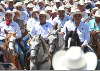 Participa Lalo Gattás en la gran cabalgata de la Unidad por calles de Victoria.