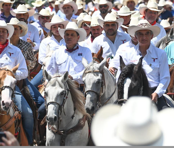 Participa Lalo Gattás en la gran cabalgata de la Unidad por calles de Victoria.