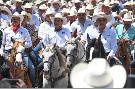 Participa Lalo Gattás en la gran cabalgata de la Unidad por calles de Victoria.