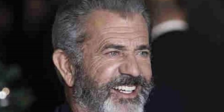 Desata Mel Gibson polémica por imitar a intérprete de señas