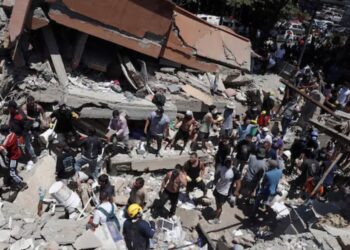 Van 111 muertos por devastador terremoto en Colombia