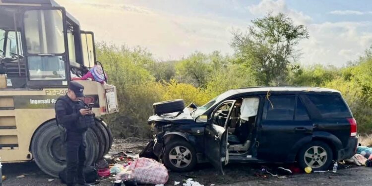 Se estrella contra maquinaria en la Soto La Marina–Rayones; hay varios heridos