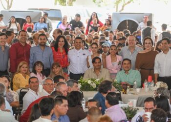 Festejan más de 2 mil 500 asistentes a Lalo Gattás por su cumpleaños.