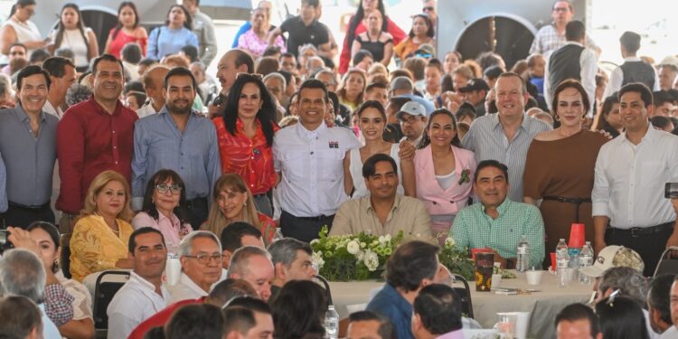 Festejan más de 2 mil 500 asistentes a Lalo Gattás por su cumpleaños.
