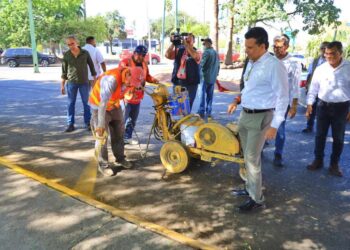 Supervisa Lalo Gattás trabajos de mantenimiento en la Av. Tamaulipas.