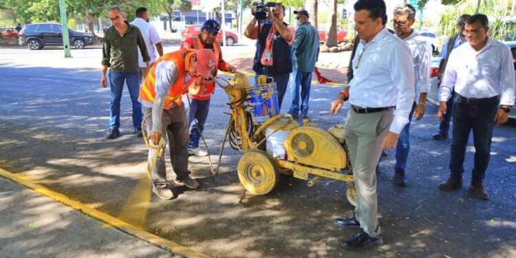 Supervisa Lalo Gattás trabajos de mantenimiento en la Av. Tamaulipas.