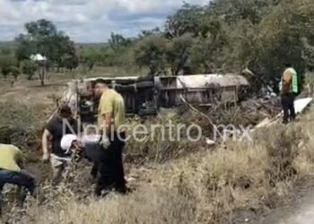 Muere trailero en choque con volcadura