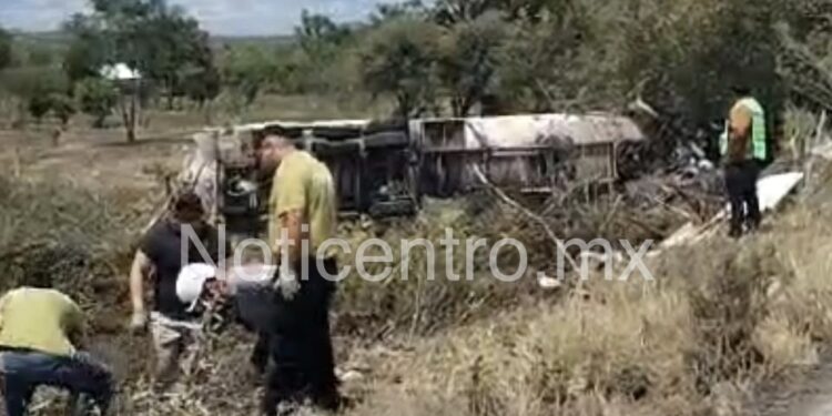 Muere trailero en choque con volcadura