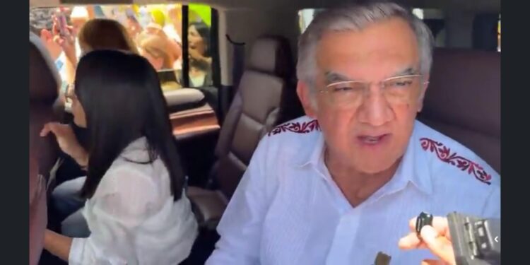 “Todos los mexicanos tenemos libre tránsito”: AVA cuestiona pase turístico de NL