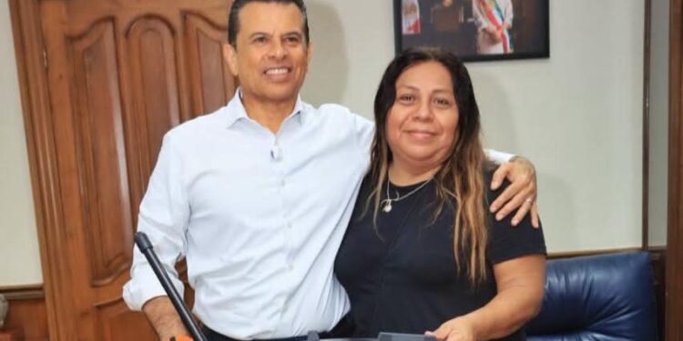 Apoya Lalo Gattás a familias que carecen de cisterna de agua.