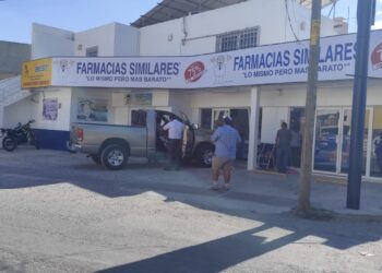 Casi meten camioneta a farmacia en Ciudad Victoria