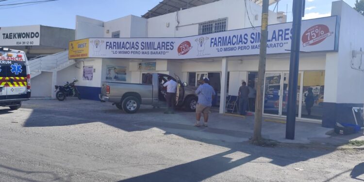 Casi meten camioneta a farmacia en Ciudad Victoria