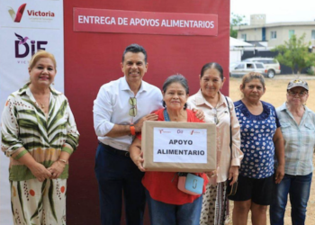 Entrega Lalo Gattás apoyo alimentario a familias de Victoria.