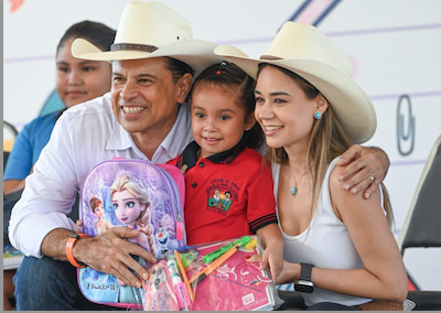 Llevan Lucy y Lalo Gattás programa «Pasos por la Educación» al ejido La Presa.