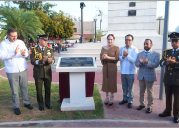 Devela gobierno de Nuevo Laredo placa conmemorativa por los 100 años del reloj de la Plaza Hidalgo