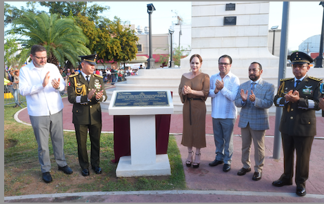 Devela gobierno de Nuevo Laredo placa conmemorativa por los 100 años del reloj de la Plaza Hidalgo