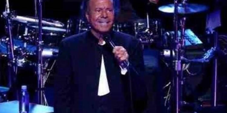 Ex empleadas de Julio Iglesias exigen investigar sus denuncias