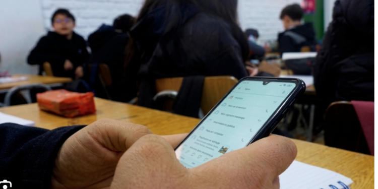 Desde noviembre restringirán celulares en escuelas.