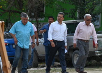 Supervisa Lalo Gattás construcción de calles de concreto hidráulico.