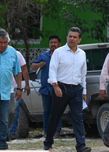 Supervisa Lalo Gattás construcción de calles de concreto hidráulico.
