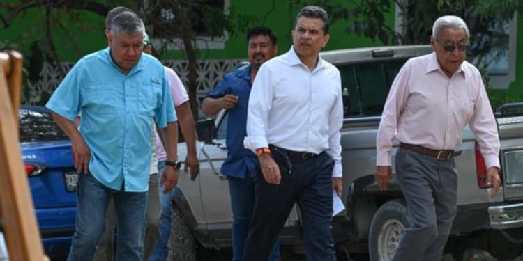 Supervisa Lalo Gattás construcción de calles de concreto hidráulico.