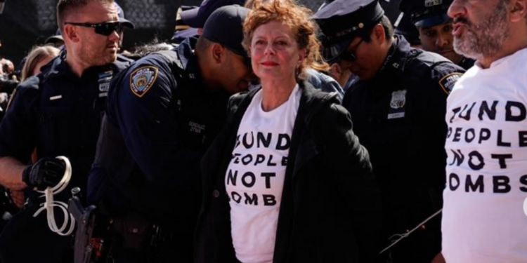 Detienen a Susan Sarandon en protesta propalestina en NY