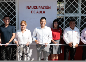 Entrega Lalo Gattás nueva aula en primaria Distribuidores Nissan 37.