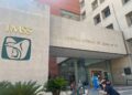IMSS despide eventuales y pierde especialistas; pacientes pagan la factura