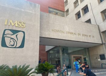 IMSS despide eventuales y pierde especialistas; pacientes pagan la factura