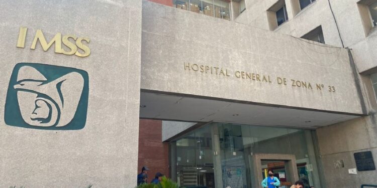 IMSS despide eventuales y pierde especialistas; pacientes pagan la factura