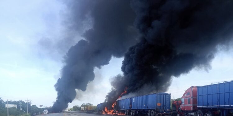 Choque por alcance provocó incendio de tráileres en carretera Tampico-Mante