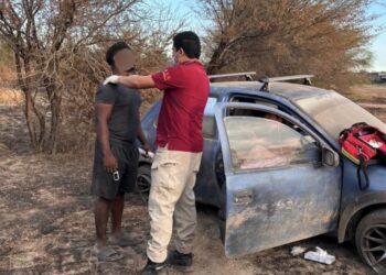 Mujer pierde control de su auto y acaba fuera de la carretera