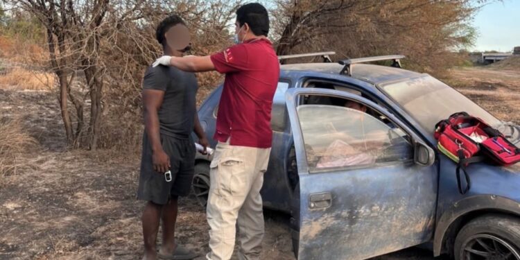 Mujer pierde control de su auto y acaba fuera de la carretera